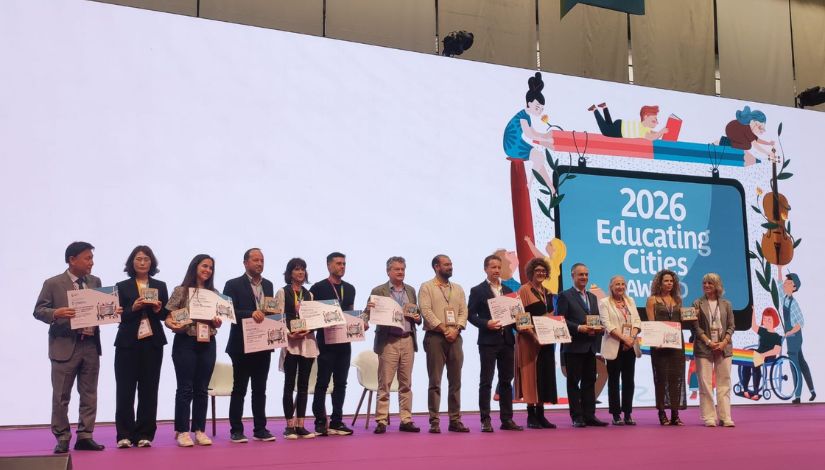 Fotografia com os ganhadores do prêmio Cidades Educadoras 2026.