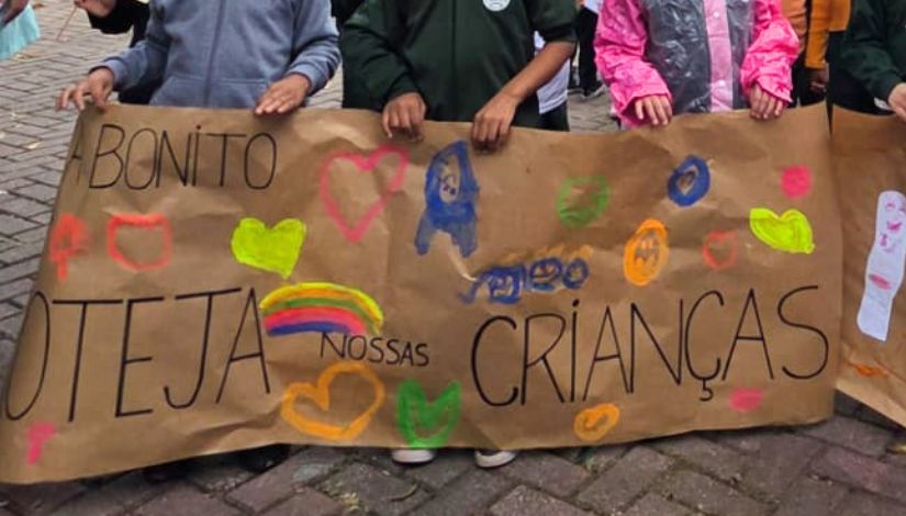 Fotografia mostra um cartaz com a frase 