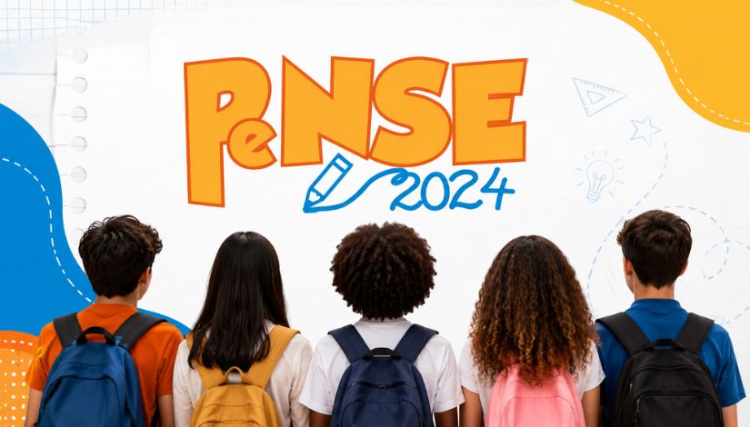 Ilustração com cinco estudantes vistos de costas, usando mochilas e voltados para a logomarca do PeNSE 2024, em destaque ao centro da imagem. O fundo traz elementos gráficos inspirados no ambiente escolar, como linhas de caderno, lápis, régua e ícones educativos nas cores laranja e azul, remetendo à pesquisa e ao contexto da educação.