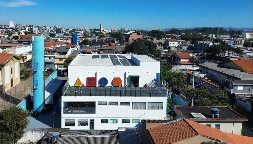 Fotografia área da nova EMEI Antônio Ermírio de Moraes.
