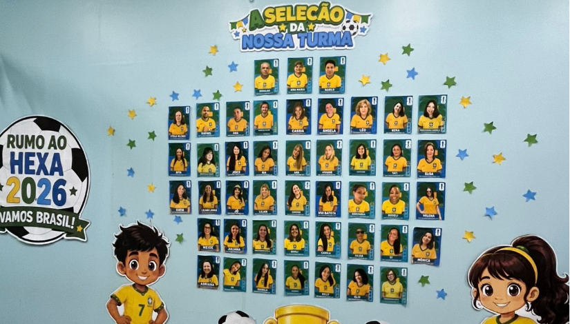 Imagem de uma parede com figurnhas da copa do mundo coladas