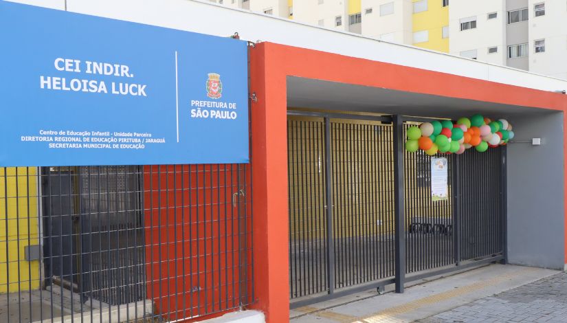 Fotografia da fachado do Centro de Educação Infantil Heloisa Luck.