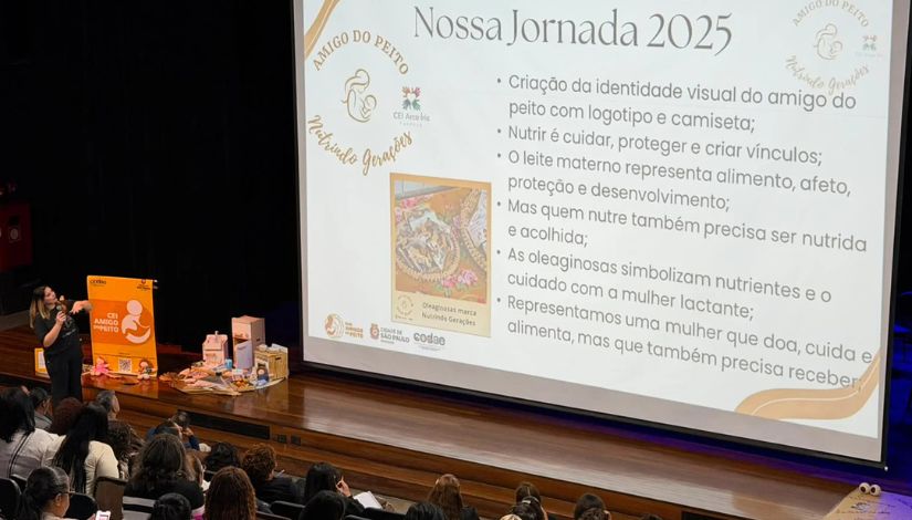 Fotografia de um telão escrito 