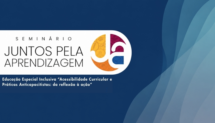 Card de divulgação do Seminário Juntos pela Aprendizagem. Sobre fundo azul-escuro, há o logotipo do seminário e, na parte inferior esquerda, o texto: “Educação Especial Inclusiva – Acessibilidade Curricular e Práticas Anticapacitistas: da reflexão à ação”. À direita, o fundo apresenta faixas curvas em diferentes tons de azul.