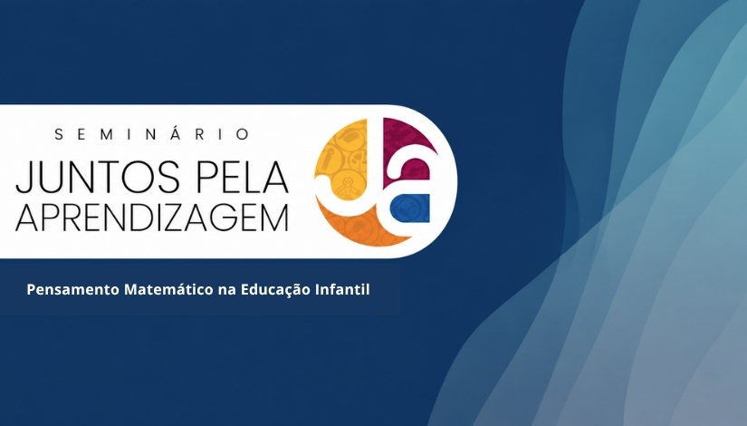 Card com fundo azul-escuro e elementos gráficos em tons de azul-claro no lado direito. Na parte superior esquerda, há a identificação “Seminário Juntos pela Aprendizagem”, acompanhada de um logotipo colorido. Na parte inferior esquerda, aparece o tema: “Pensamento Matemático na Educação Infantil”.
