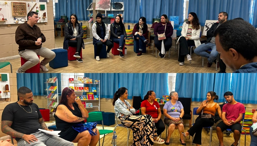 Montagem com duas fotografias de encontros realizados em uma unidade escolar. Nas imagens, adultos estão sentados em roda, em momentos de diálogo e interação. Ao fundo, há estantes com livros e materiais pedagógicos, brinquedos, mesas e cadeiras, além de cortinas azuis.