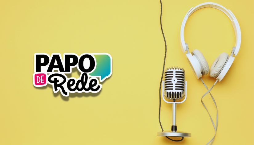 Imagem com fundo amarelo, um microfone, um fone e o texto 