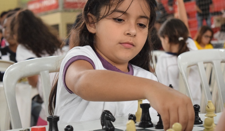 Prefeitura leva aulas de xadrez aos alunos da EJA